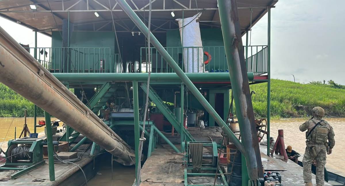 PF e Ibama inutilizam dragas de garimpo ilegal no Rio Madeira em Porto Velho
