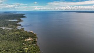 Planos de governo de Lula e Flávio Bolsonaro apresentam abordagens opostas para o meio ambiente e a crise climática