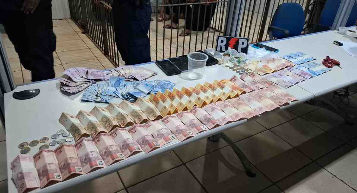 PM fecha ponto de tráfico e detém cinco no Beco da Duque