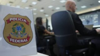 Polícia Federal divulga balanço do 2º turno das Eleições 2026 com 74 conduzidos e R$ 41,4 mil em apreensões pelo país