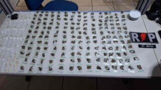 Policiais do 5º BPM apreendem drogas e rádios HT no bairro Mariana