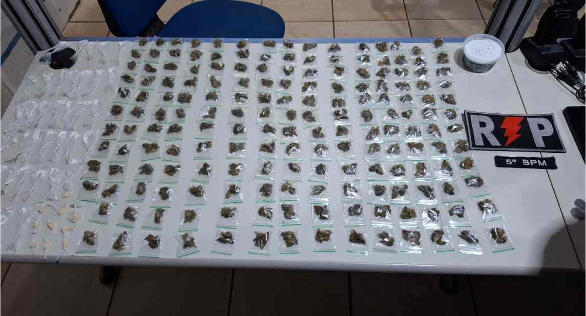 Policiais do 5º BPM apreendem drogas e rádios HT no bairro Mariana