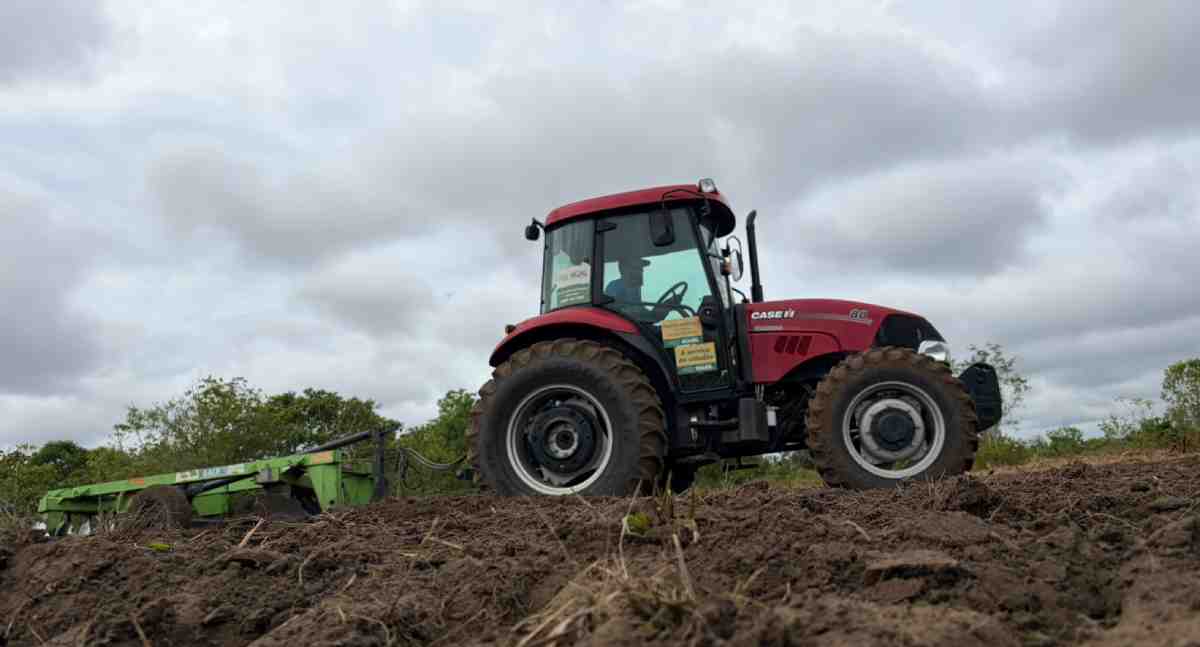 Porteira Adentro leva máquinas a produtores rurais de Porto Velho