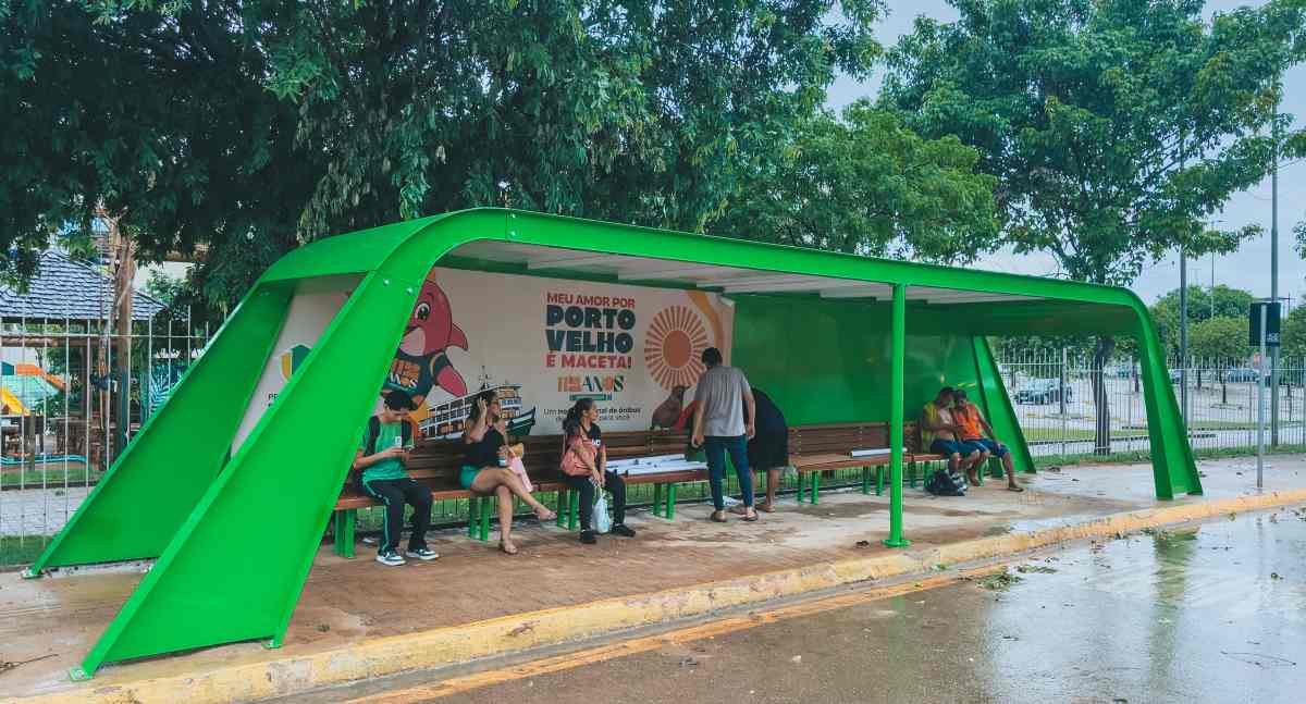 Porto Velho instala abrigo de ônibus com energia solar e USB