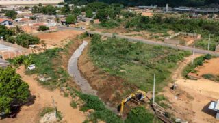 Prefeitura de Jaru inicia limpeza de canais para prevenir alagamentos