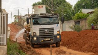 Prefeitura de Jaru trabalha para asfaltar trecho da Rua Euclides da Cunha entre Marechal Rondon e Rio de Janeiro