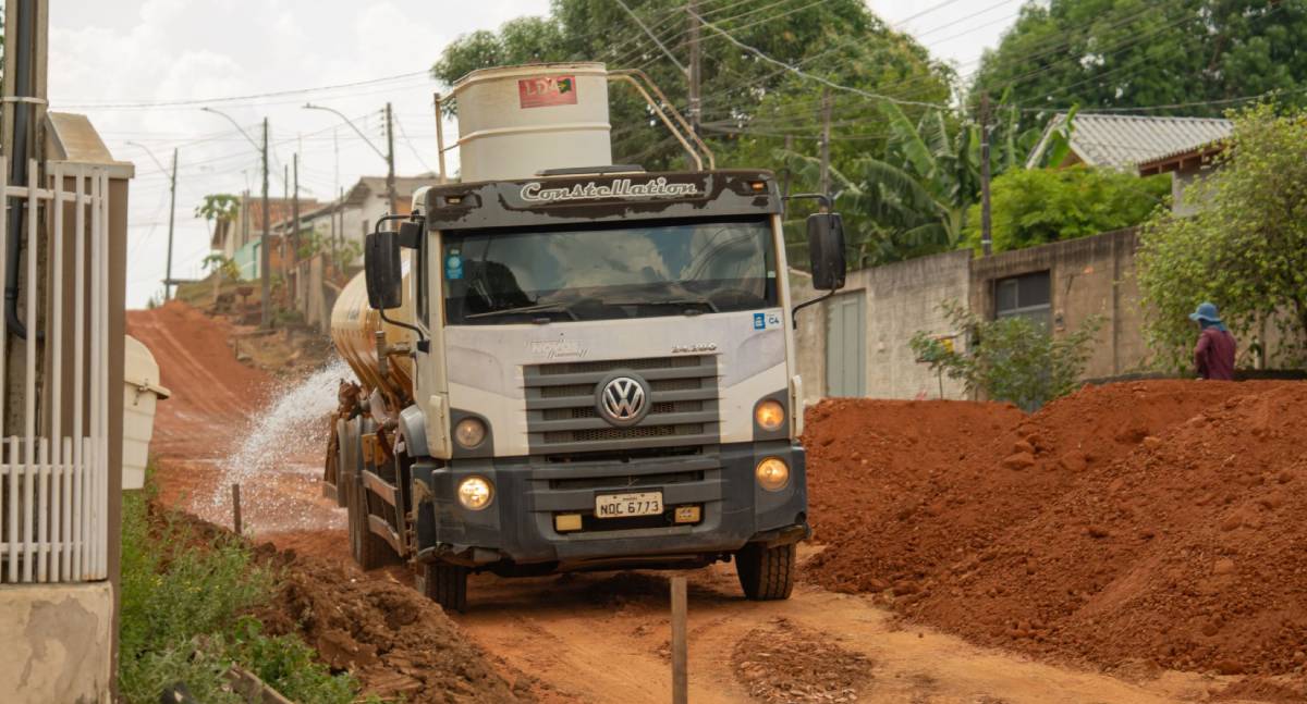 Prefeitura de Jaru trabalha para asfaltar trecho da Rua Euclides da Cunha entre Marechal Rondon e Rio de Janeiro