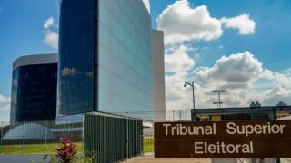 Presidente do TSE convoca reuniões com campanhas de Lula e Flávio Bolsonaro sobre desinformação no 2º turno
