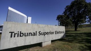 Presidente do TSE reúne campanhas de Lula e Flávio Bolsonaro em busca de acordo contra proliferação de ações judiciais