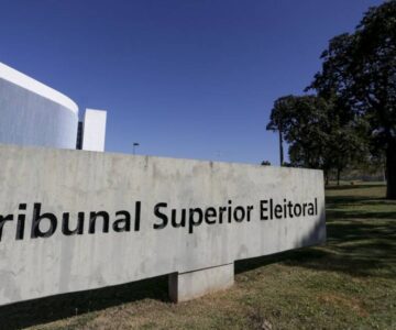 Presidente do TSE reúne campanhas de Lula e Flávio Bolsonaro em busca de acordo contra proliferação de ações judiciais