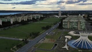 Privatizações e reforma administrativa dividem propostas de Lula e Flávio Bolsonaro