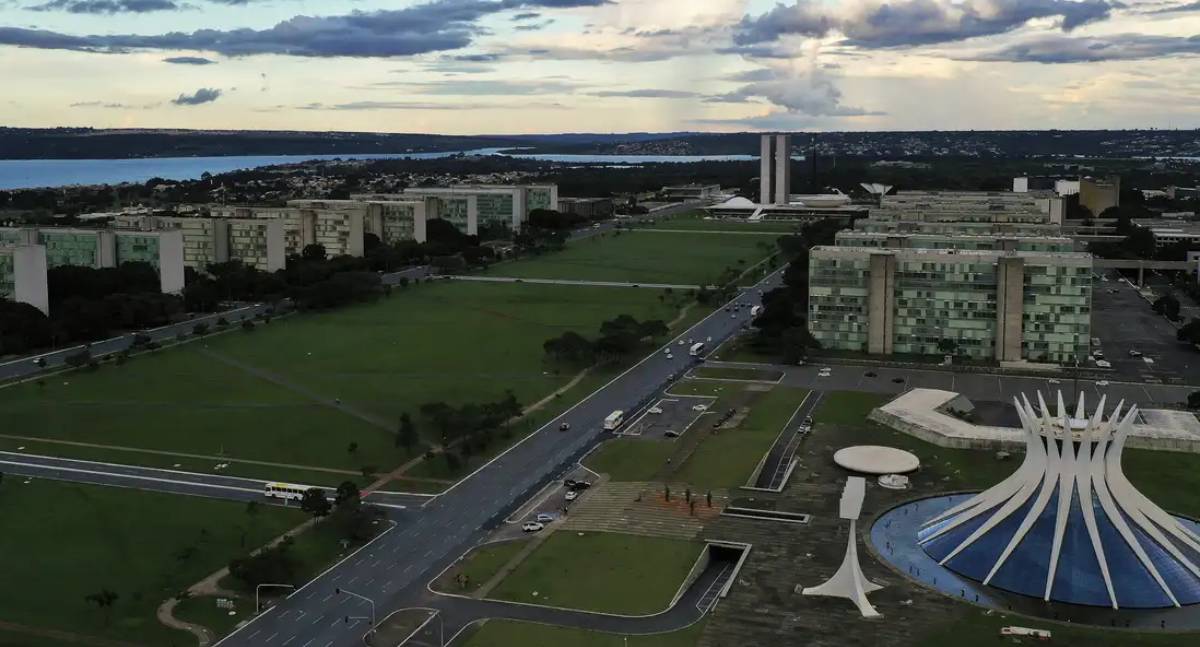 Privatizações e reforma administrativa dividem propostas de Lula e Flávio Bolsonaro