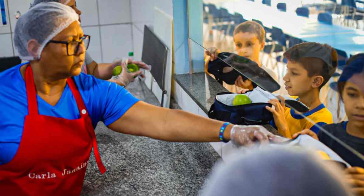 Programa Lanche Extra completa um ano e atende 44 mil alunos