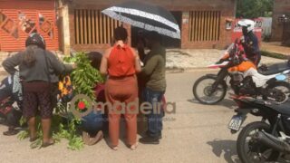 Queda de motocicleta deixa mulher com fratura grave na perna no bairro Areal em Porto Velho