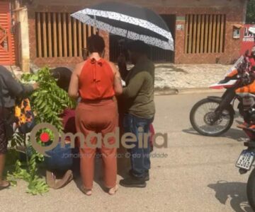 Queda de motocicleta deixa mulher com fratura grave na perna no bairro Areal em Porto Velho