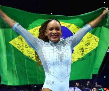 Rebeca Andrade conquista terceiro ouro mundial no salto