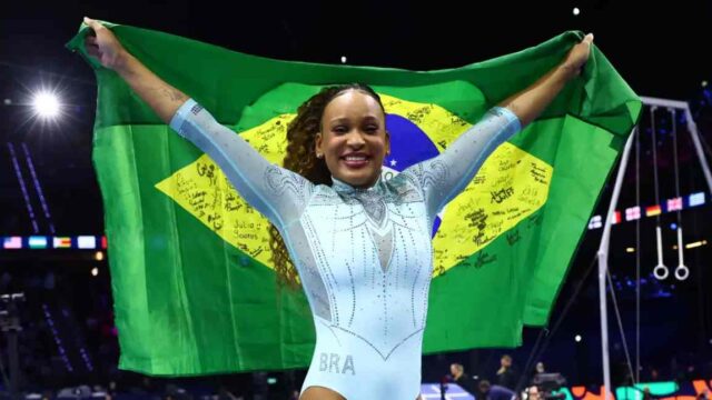 Rebeca Andrade conquista terceiro ouro mundial no salto