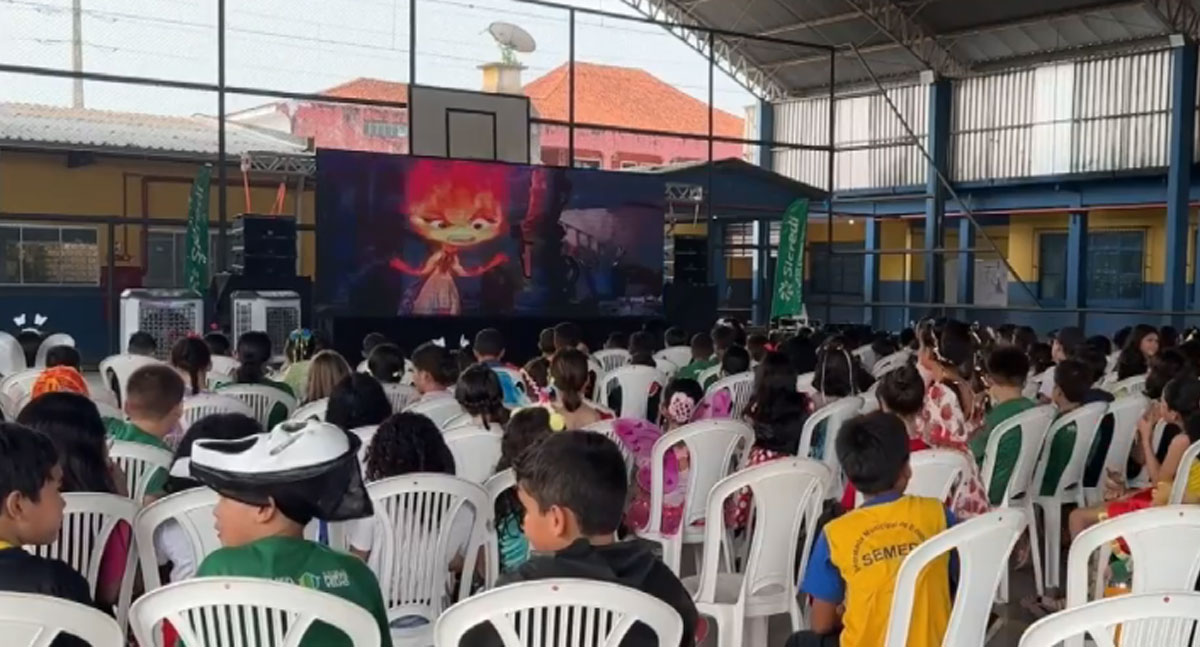 Sicredi leva cinema a mais de 600 alunos de escola pública em Porto Velho