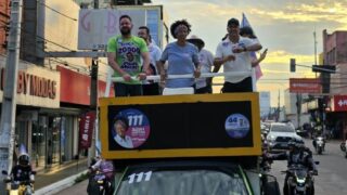 Sílvia Cristina faz grande carreata pelas ruas da capital