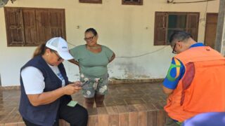 Sistema Fecomércio Rondônia dá início a nova etapa do projeto SOS Madeira com entrega de água mineral e cestas básicas