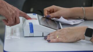 Urnas no Distrito Federal fecham às 17h antes de notificação sobre prorrogação da votação pelo STF