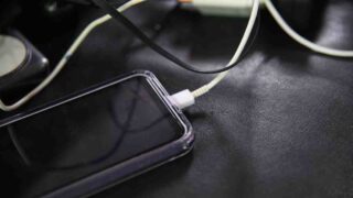 Uso de celular carregando exige cuidados para evitar acidentes