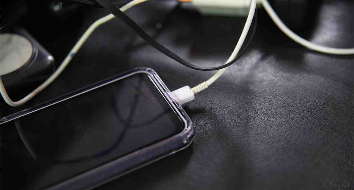 Uso de celular carregando exige cuidados para evitar acidentes