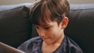 Uso de controle parental e internet estável reforça a segurança digital de crianças em Rondônia