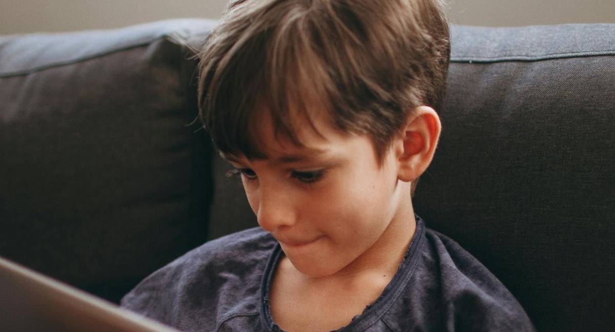 Uso de controle parental e internet estável reforça a segurança digital de crianças em Rondônia