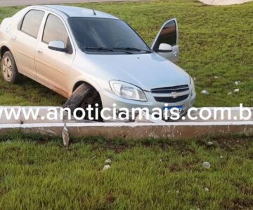 Veículo para em vala na BR-364 após suspeita de falha nos freios