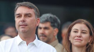 Voo com Flávio Bolsonaro e família segue rumo a Miami após escala no Equador, aponta rastreamento